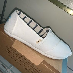 TOMS WHITE